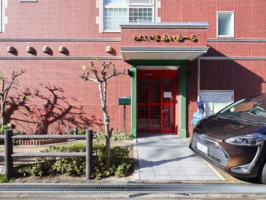 赤いドアのある建物エントランス