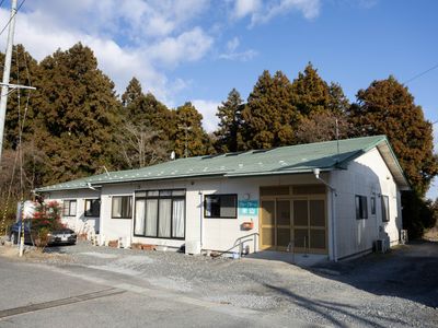 緑の屋根の建物外観