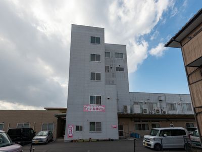 白い建物の外観