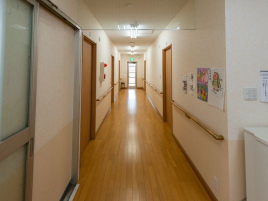 手すり付きの明るい廊下
