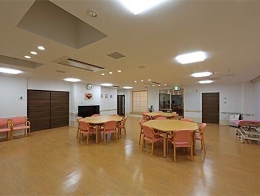 広々とした明るい食堂