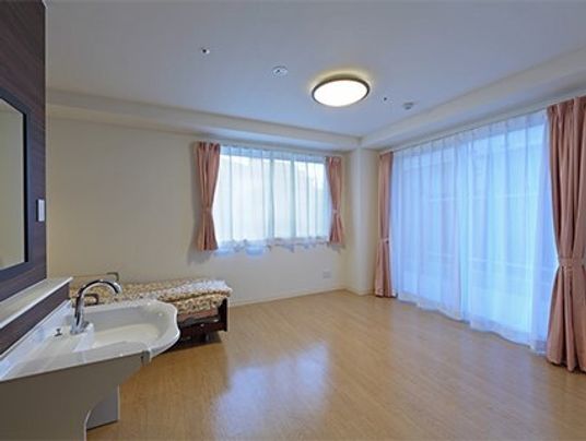 明るい個室の部屋