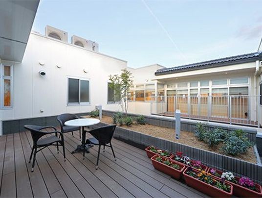 明るい屋外の休憩スペース