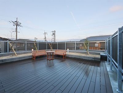 明るい屋外の休息スペース