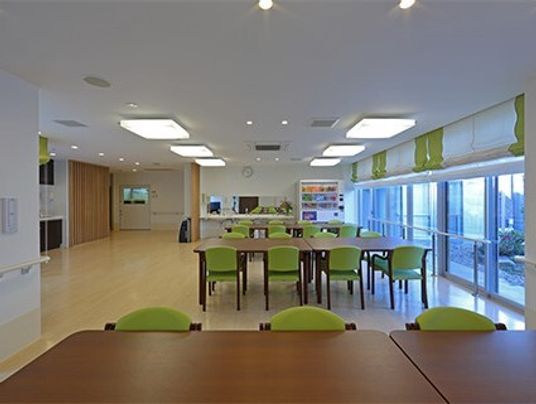 広々とした明るい食堂