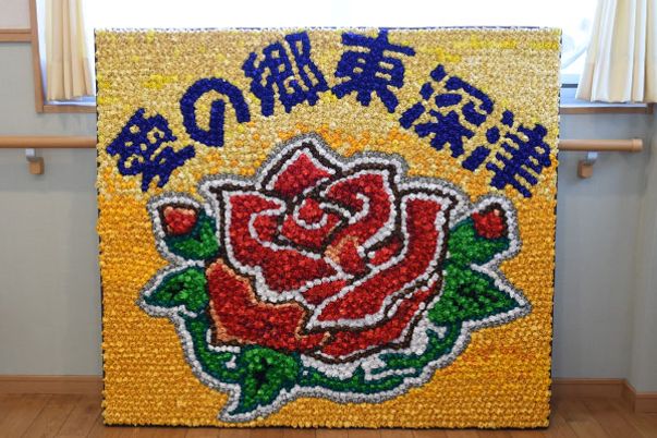 壁に飾られた華やかな作品