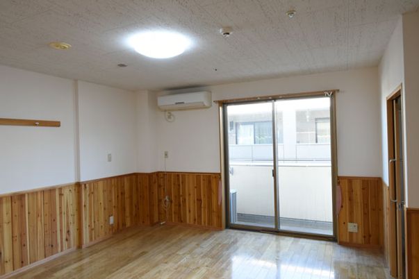 明るい木目調の居室