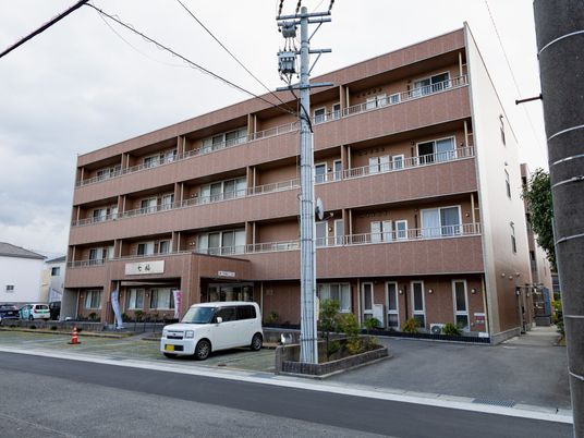 4階建ての建物外観