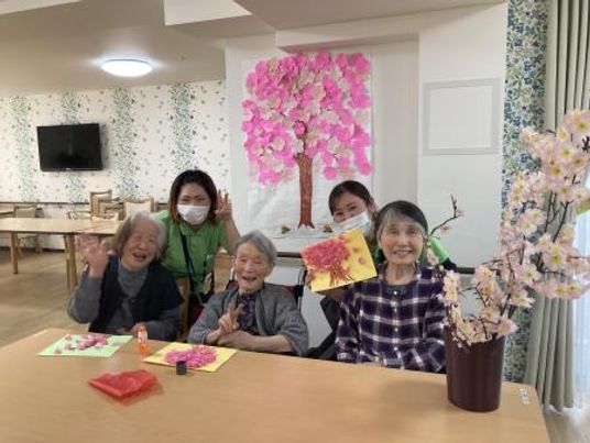 桜を楽しむ居室の人々