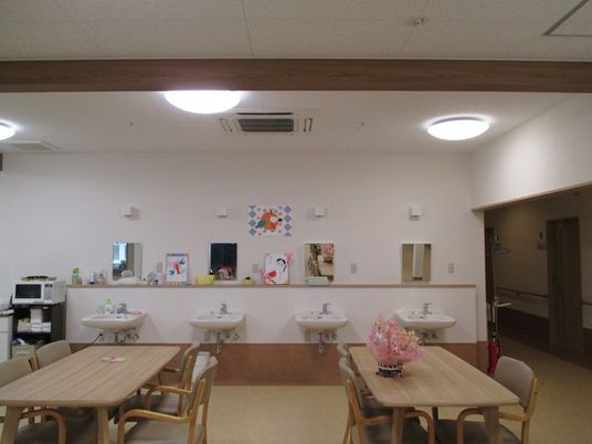 明るい洗面台の部屋