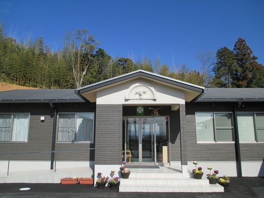 山に囲まれた平屋の建物