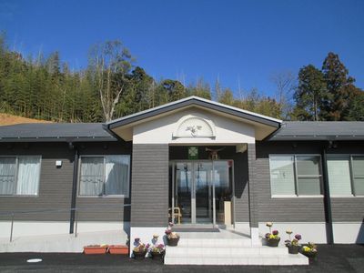 山に囲まれた平屋の建物