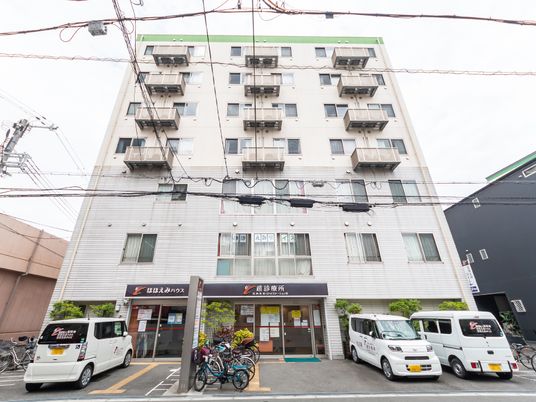 白い建物の外観