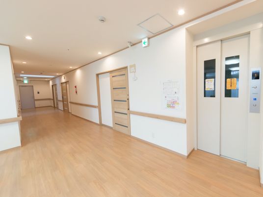 広々とした明るい廊下