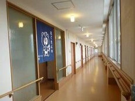 広々とした明るい廊下