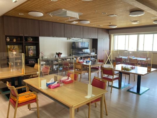 共用食堂の明るい空間