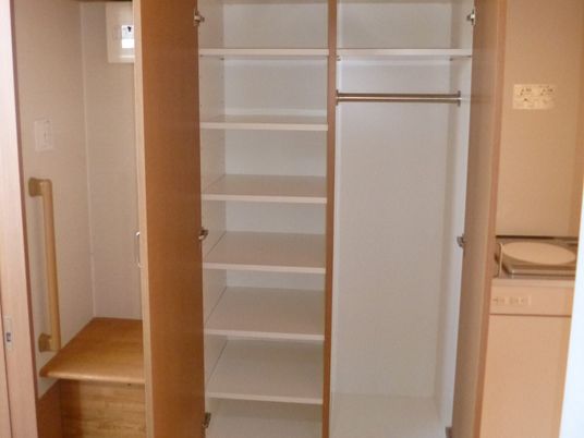 収納豊富な居室のクローゼット