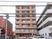 道路沿いの施設外観