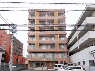 道路沿いの施設外観