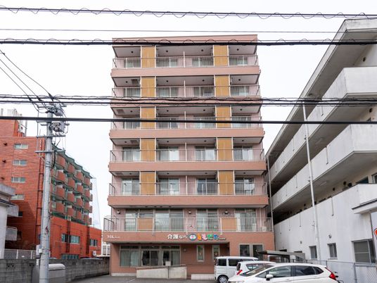 道路沿いの施設外観