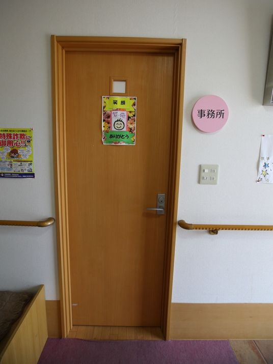 明るい廊下の木製扉