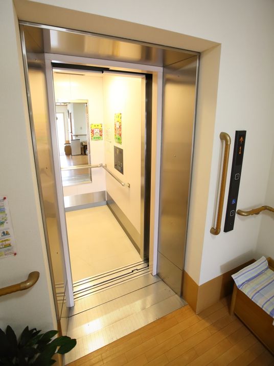 明るいエレベーターホール
