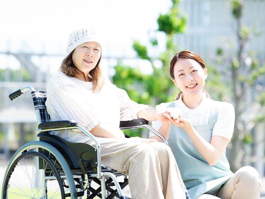 利用者と交流する介護スタッフ