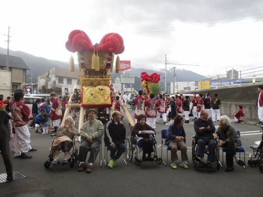 地域イベントに参加する高齢者