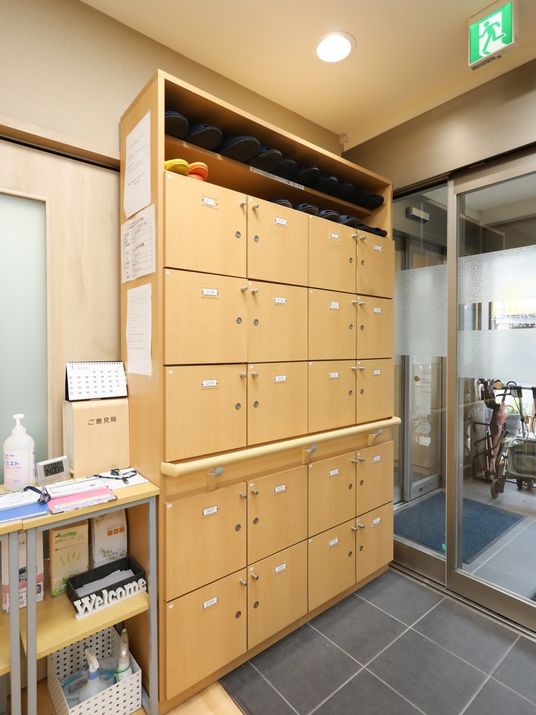 エントランスの靴箱と掲示物