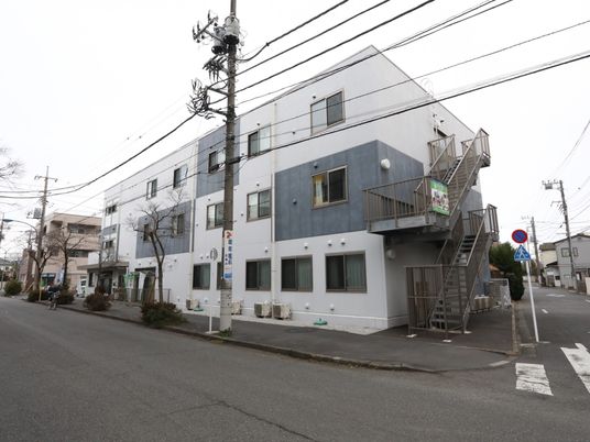 街角に佇む建物