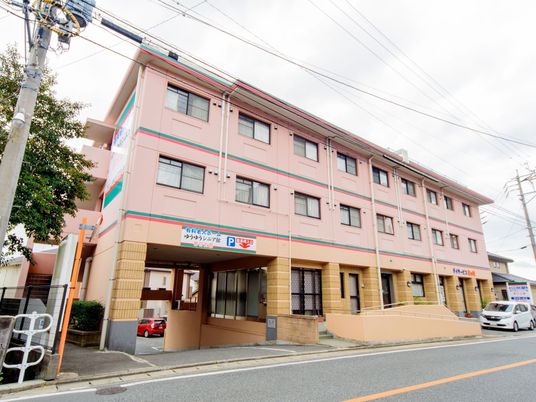 ピンクの建物の外観