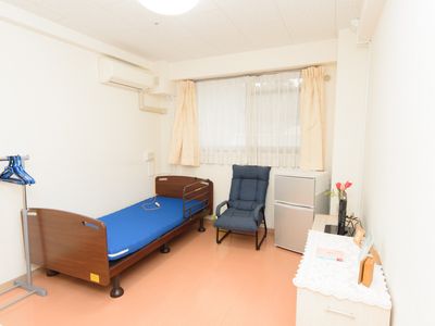 明るい居室の様子