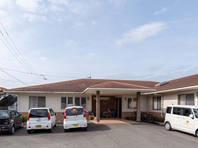 駐車場のある建物外観
