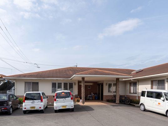 駐車場のある建物外観