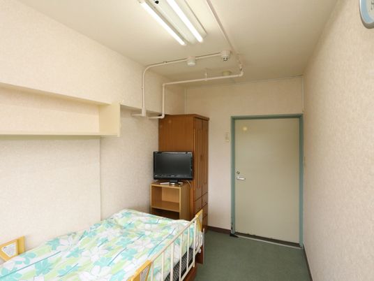 居室の一角とベッド