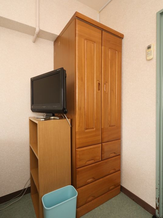 木製のタンスとテレビ