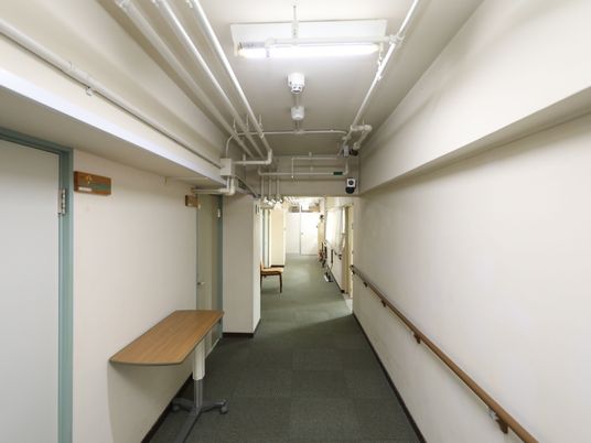 手すり付きの清潔な廊下
