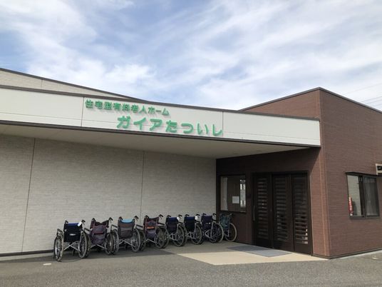 職員募集中のエントランス