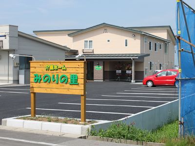 新築そうな外観の建物
