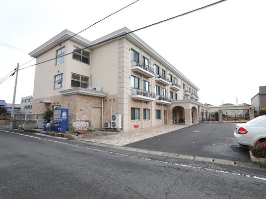 ゆったりとした外観の建物