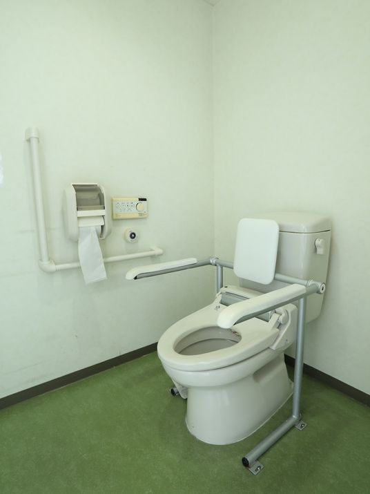 バリアフリー設計のトイレ