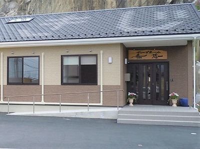落ち着いた色の建物エントランス