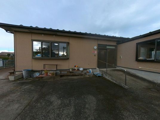 広場付き安全な建物の外観