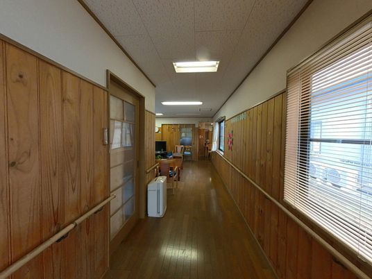 木製の壁に囲まれた廊下