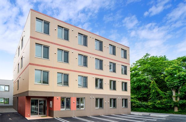 緑に囲まれた建物外観