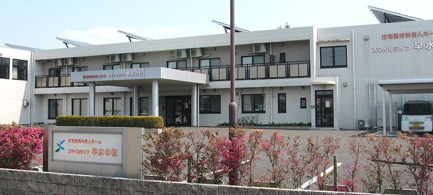 白い建物の外観