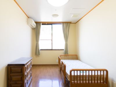 居室のベッドと家具