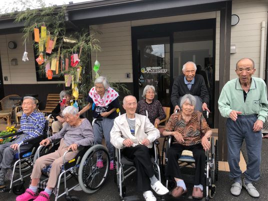 中庭での和やかな時間