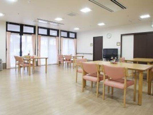 広々とした明るい食堂