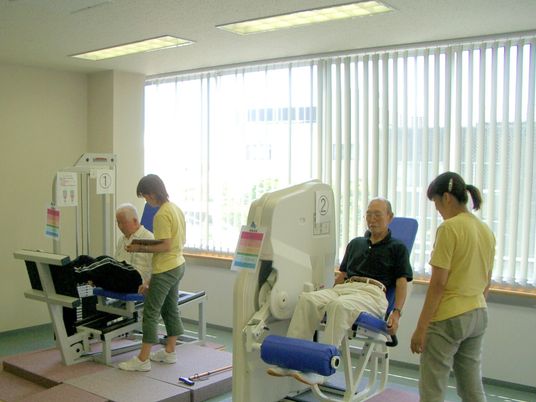 利用者とスタッフの機能訓練室